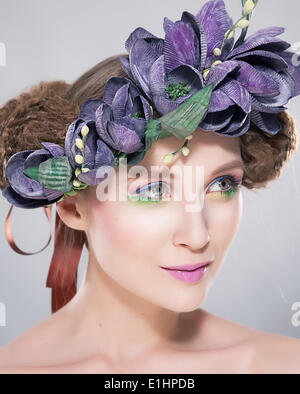 Beauté - Coiffure jeune modèle dans gerbe de fleurs colorées portrait art libre. Série de photos Banque D'Images