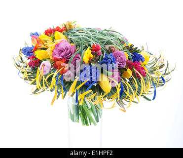 La floristique - bouquet de fleurs de fête colorés isolé sur fond blanc Banque D'Images