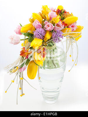 Bouquet de fête colorée de fleurs dans vase en verre sur fond blanc Banque D'Images