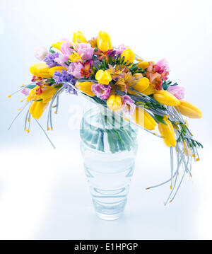 Bouquet festif frais de fleurs colorées dans le vase sur fond blanc Banque D'Images