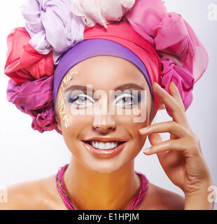 Style de vie. La beauté. Portrait of young happy smiling woman in dentelée chapeaux colorés Banque D'Images