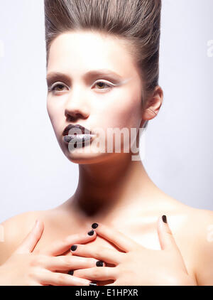 Fashion girl avec créativité maquillage et la coiffure posing Banque D'Images