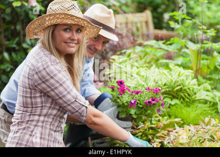 L'homme et la femme travaillant dans le jardin Banque D'Images