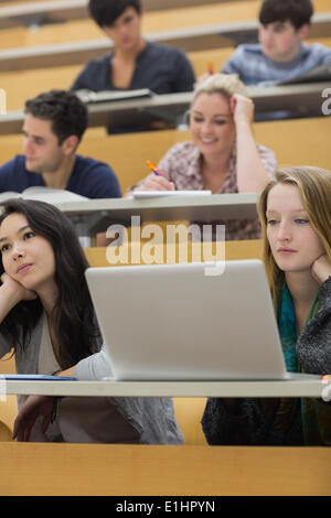 Les étudiants d'écoute dans une salle de conférences Banque D'Images