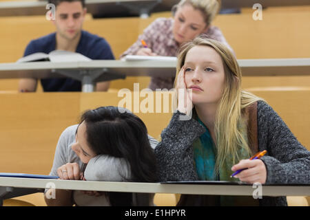 Les élèves démotivés dans une salle de conférences Banque D'Images