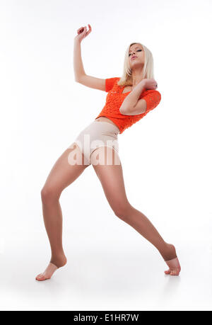 La danse. Style hip-hop danseuse posant sur fond blanc Banque D'Images