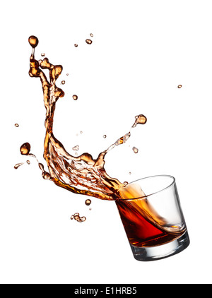 Verre de whisky éclaboussures isolated on white Banque D'Images