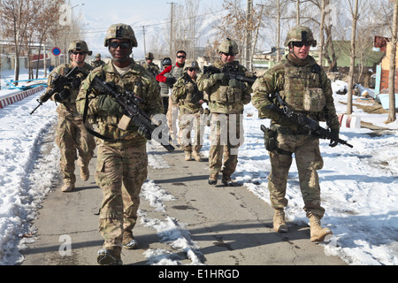 Des soldats américains à une patrouille de la police locale afghane près de base avancée dans la province de Wardak, dans l'Afghanistan, Jan Banque D'Images