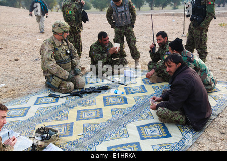 La 1ère Armée américaine Sgt. Christophe Henning, attribué à Bravo Troop, 1er Escadron, 32e Régiment de cavalerie, traite les operati Banque D'Images