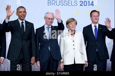 Bruxelles, Belgique. Le 05 juin, 2014. Le président américain Barack Obama (L-R), Président du Conseil européen Herman Van Rompuy, la chancelière allemande Angela Merkel et le Premier ministre britannique David Cameron posent pour une photo de famille au sommet du G7 à Bruxelles, Belgique, 05 juin 2014. Les chefs d'état des sept principales économies du monde se réunissent à Bruxelles. Le sujet le plus important des négociations est la crise de l'Ukraine. Photo : Bernd VON JUTRCZENKA/dpa/Alamy Live News Banque D'Images