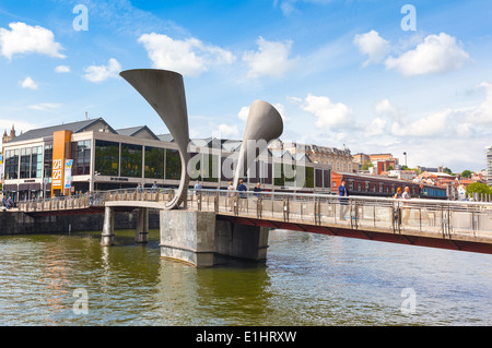 BRISTOL, Royaume-Uni - juin 3, 2014 : Pero's Bridge qui enjambe St Augustine's Reach dans le port flottant. Banque D'Images