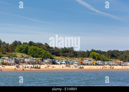 Wells-next-the-Sea, Royaume-Uni - juin 1, 2014 : Les gens de passer une journée ensoleillée au Wells beach Norfolk ing Banque D'Images