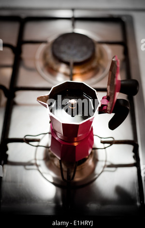 Une cafetière moka pourpre et de café noir. Banque D'Images
