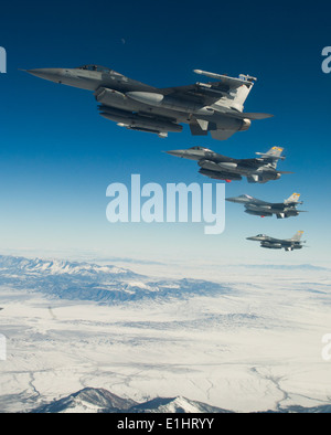 Les pilotes de l'US Air Force à partir de la 421e Escadron de chasse, Hill Air Force Base, Utah, manoeuvrer le long d'une 151e Ravitaillement en vol Wi Banque D'Images