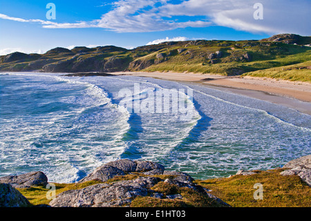 Vagues roulant sur la plage, près de l'Oldshoremore Kinlochbervie, dans les Highlands, Sutherland, Scotland UK Banque D'Images