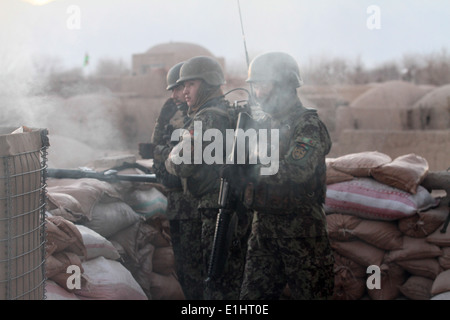 Les soldats de l'Armée nationale afghane d'assurer la sécurité pendant une opération de sécurité dans la province de Farah, janv. 19, 2013. Le peuple afghan Nationa Banque D'Images