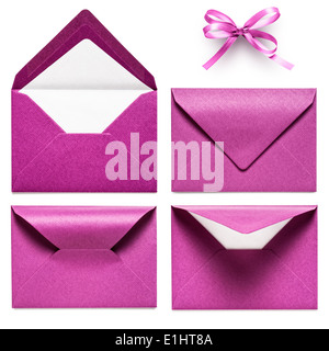 Enveloppes rose et ruban bow collection isolé sur fond blanc Banque D'Images