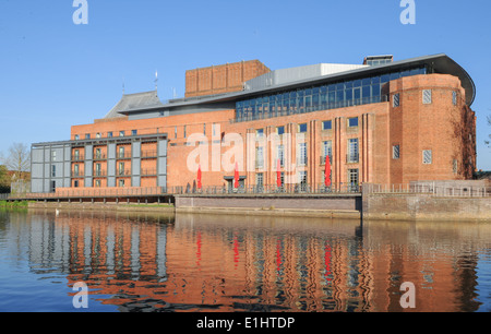 La Royal Shakespeare Company Théâtre sur la rivière Avon dans le jardins de Bancroft, Stratford upon Avon, Warwickshire, England, UK Banque D'Images