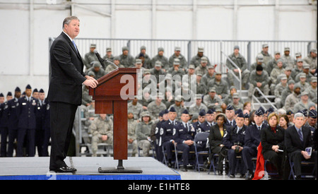 Secrétaire de l'Armée de l'air Michael Donley exprime ses remerciements à maître chef Sergent de l'Armée de l'air James Roy à son retirem Banque D'Images