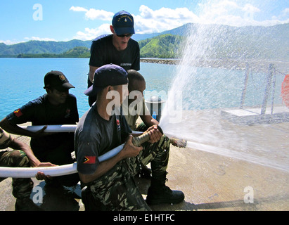 U.S. Coast Guard chef technicien Machines Danny Dupepe, debout, affecté à la Garde côtière des États-Unis, la Direction de la formation maritime Banque D'Images
