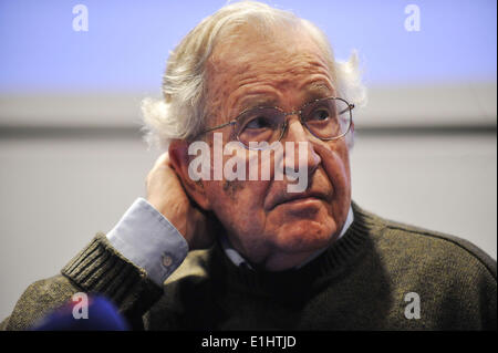 Olomouc, République tchèque. 5 juin, 2014. Linguiste américain, philosophe, logicien et commentateur politique Noam Chomsky sur la photo lors d'une conférence de presse à Olomouc, République tchèque, le 5 juin 2014. Noam Chomsky est le principal invité de la conférence organisée par l'Université Palacky 5-7 Juin. Credit : Ludek Perina/CTK Photo/Alamy Live News Banque D'Images