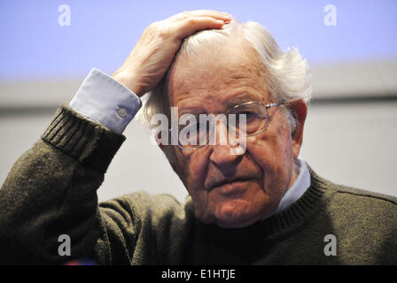 Olomouc, République tchèque. 5 juin, 2014. Linguiste américain, philosophe, logicien et commentateur politique Noam Chomsky sur la photo lors d'une conférence de presse à Olomouc, République tchèque, le 5 juin 2014. Noam Chomsky est le principal invité de la conférence organisée par l'Université Palacky 5-7 Juin. Credit : Ludek Perina/CTK Photo/Alamy Live News Banque D'Images