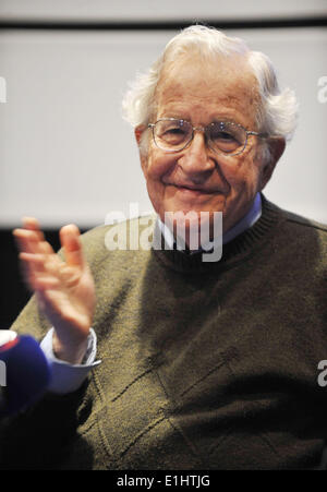 Olomouc, République tchèque. 5 juin, 2014. Linguiste américain, philosophe, logicien et commentateur politique Noam Chomsky sur la photo lors d'une conférence de presse à Olomouc, République tchèque, le 5 juin 2014. Noam Chomsky est le principal invité de la conférence organisée par l'Université Palacky 5-7 Juin. Credit : Ludek Perina/CTK Photo/Alamy Live News Banque D'Images