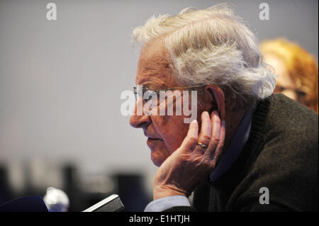 Olomouc, République tchèque. 5 juin, 2014. Linguiste américain, philosophe, logicien et commentateur politique Noam Chomsky sur la photo lors d'une conférence de presse à Olomouc, République tchèque, le 5 juin 2014. Noam Chomsky est le principal invité de la conférence organisée par l'Université Palacky 5-7 Juin. Credit : Ludek Perina/CTK Photo/Alamy Live News Banque D'Images