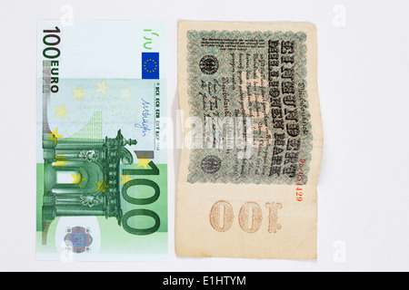 Cent millions de reichsmark allemand note à partir des années 20, à côté d'une centaine d'Euro note Banque D'Images