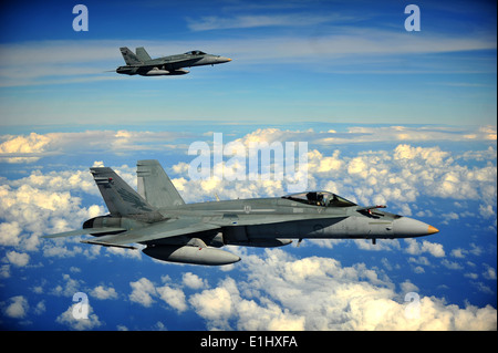Deux Royal Australian Air Force F/A-18 Hornet former jusqu'en préparation pour effectuer le ravitaillement en vol, tout en participant à faire face Banque D'Images