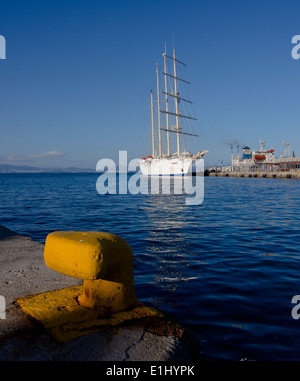 Vue sur la ville de Kos port vers un square rigged yacht. Banque D'Images