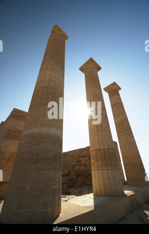 Caractéristiques de et le point de vue des ruines de l'Acropole de Lindos, Lindos, Rhodes, l'île de Rhodes, Grèce Banque D'Images