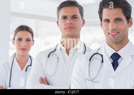 Trois médecins avec des blouses de laboratoire Banque D'Images