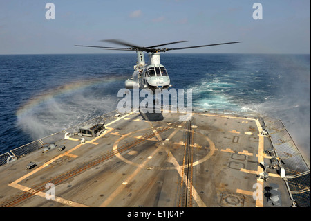 Un Corps des Marines américains CH-46E Sea Knight helicopter affecté à l'Escadron d'hélicoptère moyen maritime (HMM) 364, s'approche de la gu Banque D'Images