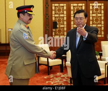 Beijing, Chine. 5 juin, 2014. Zhang Dejiang (R), président de l'Assemblée populaire nationale (APN), le Comité permanent se réunit avec les visites du chef de l'armée pakistanaise de Le général Raheel Sharif, à Beijing, capitale de Chine, le 5 juin 2014. © Liu Weibing/Xinhua/Alamy Live News Banque D'Images