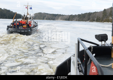 U.S. Coast Guard 65 pieds de petits remorqueurs portuaires (65604 WYTL USCGC attaquer), en bas à droite, et la manille (WYTL USCGC 65609), haut de page le Banque D'Images