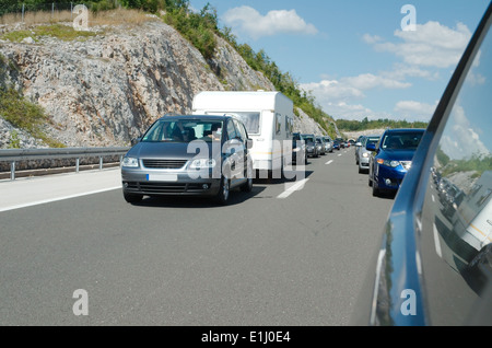 En attendant les voitures dans les embouteillages sur l'autoroute croate Banque D'Images