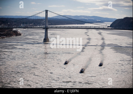 U.S. Coast Guard 65 pieds de remorqueurs portuaires, de gauche, aussière, ligne, et vapeur fil ensemble sur la rivière Hudson à New York à cele Banque D'Images