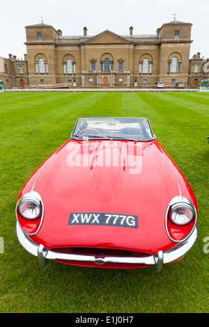 Vintage E-type Jaguar garée sur pelouse à Holkham Hall dans le Norfolk Banque D'Images