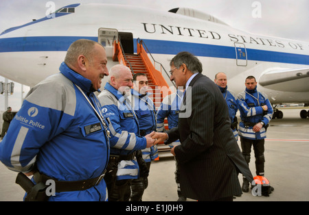 Le secrétaire à la défense, Leon E. Panetta, centre, grâce des membres de la force de police moto qui conduit son cortège lors d'h Banque D'Images