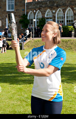 Tonbridge, Kent, UK. 5 juin, 2014. . Le 05 juin, 2014. Kent et de l'athlète médaillé d'or olympique d'hiver Lizzy Yarnold détient les Jeux du Commonwealth la Queen's baton après son arrivée à Tonbridge Castle. L'événement a été suivi par les enfants des écoles locales qui ont participé à diverses activités organisées par Sevenoaks Conseil. Crédit : Patrick nairne/Alamy Live News Banque D'Images