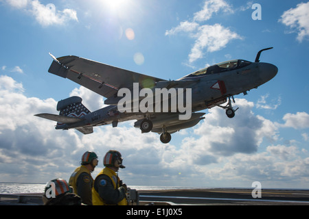 La Marine américaine Un EA-6B Prowler aéronefs affectés à l'Escadron d'attaque électronique (VAQ) 140 se prépare à terre à bord de l'aéronef carrie Banque D'Images