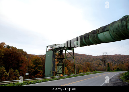 Mine de charbon profondes tubes industriels sur l'autoroute, les Appalaches, Wise County, Virginia, USA Banque D'Images