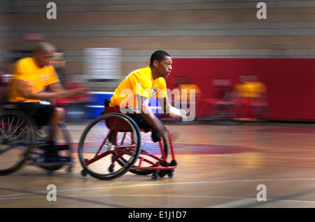 Vétéran Marine Cpl. Anthony McDaniel, de Pascagoula, Mississippi, rouleaux d'avance. Cpl vétéran Marine Josue Barron, de Los Angeles Banque D'Images