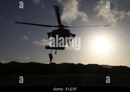 130314-M-LN208-114 DOMAINE DE L'INFORMATIQUE ET DES TÉLÉCOMMUNICATIONS NAVAL station maîtresse, Guam - Marines descendre en rappel d'un MH-60S "Kni Banque D'Images