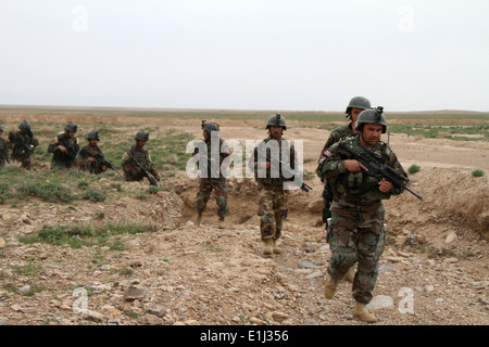 Les commandos de l'Armée nationale afghane avec la 2e compagnie, 9e Kandak d'opérations spéciales courir vers leur objectif avec leur coalit Banque D'Images