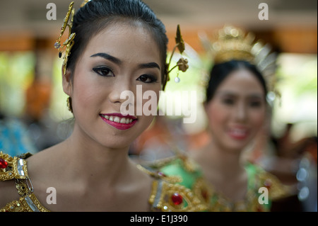 Les artistes interprètes ou exécutants de l'aviateurs greet US Air Force, Thai Royal Air Force et de la Force aérienne de la République de Singapour visite Korat Pittyakom Banque D'Images