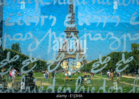 Tour Eiffel dans un jour clair d'été de derrière le mur pour la paix à Paris, France Banque D'Images