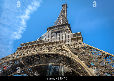 Tour Eiffel tourné d'un angle faible de l'un des piliers dans la région de Paris, France Banque D'Images