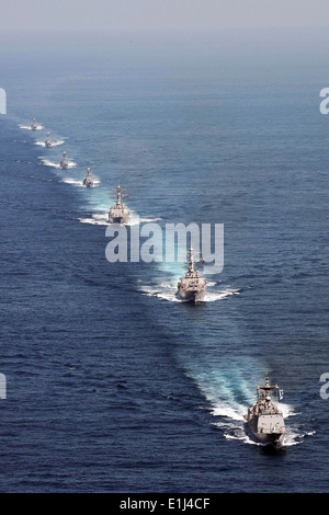 Les navires affectés à la Marine américaine 15 Escadron de la base navale de Yokosuka, Japon, la voile en formation avec la marine sud-coréenne vesse Banque D'Images